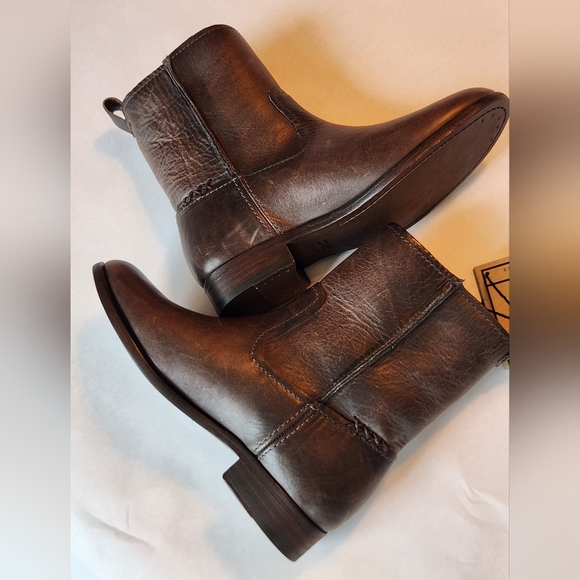 New! || FRYE || Cara booties, leather, flats, size 7.5, distressed, round toe - Picture 3 of 10